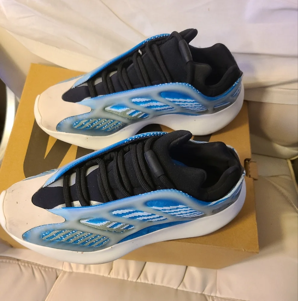 Adidas Yeezy 700 V3 Sneakers